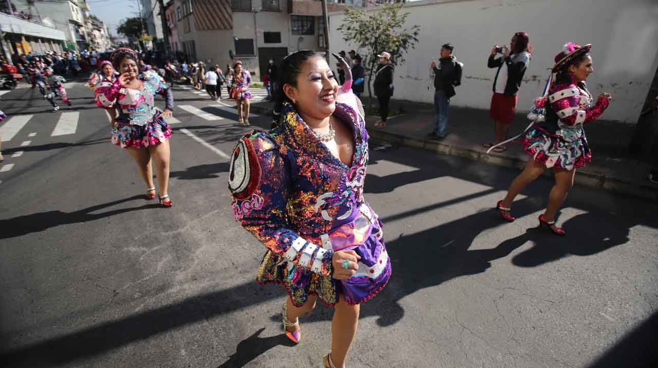Danzas tradicionales y carros alegóricos fueron parte del desfile que protagonizaron los mercados de Quito. Foto: Julio Estrella / EL COMERCIO