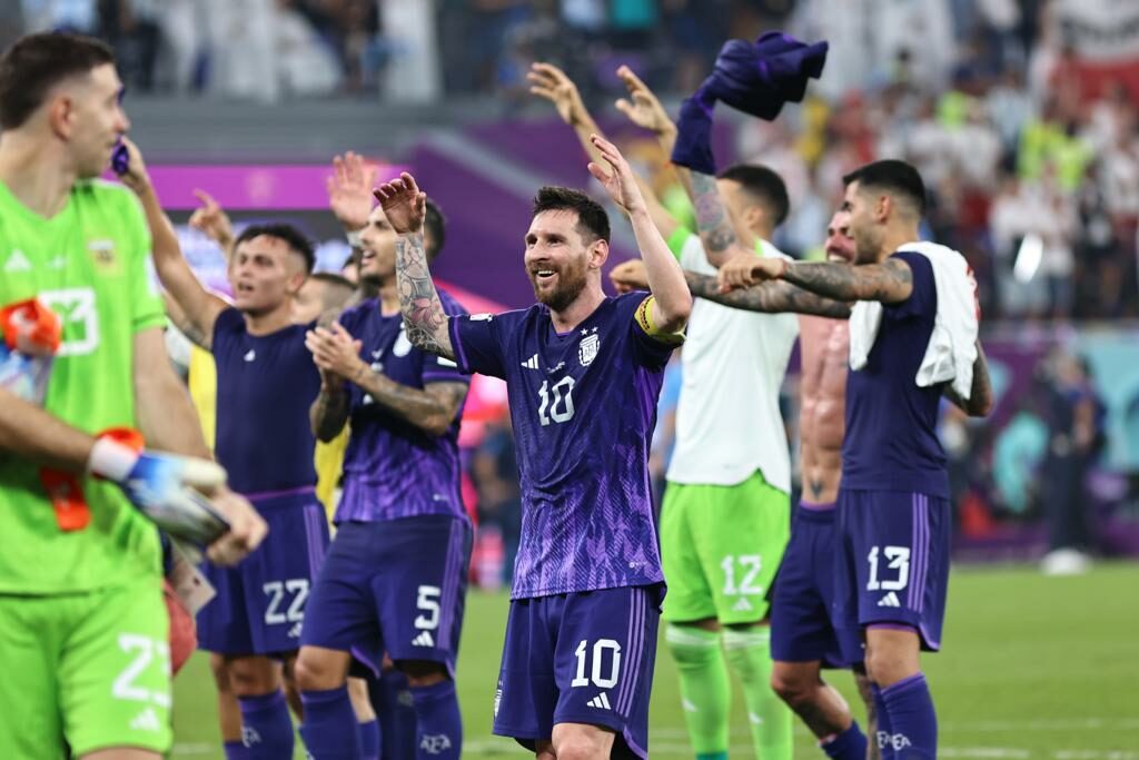 Lionel Messi celebra el triunfo y la clasificación de Argentina hacia los octavos de final. Foto: Diego Pallero / EL COMERCIO
