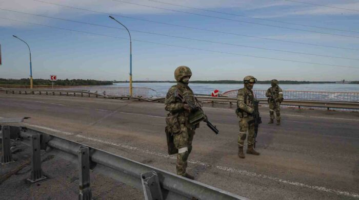 Militares rusos cerca de la planta de energía hidroeléctrica en el río Dnieper, cerca de Jersón, Ucrania. Foto: EFE