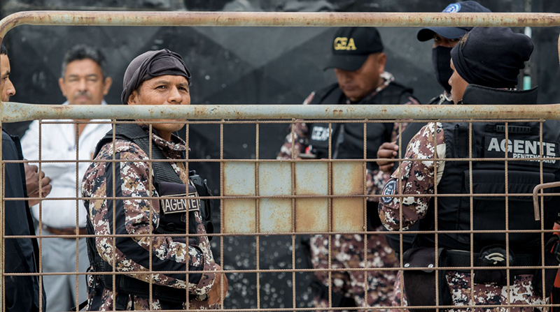 Agentes de la Policía en los exteriores de la cárcel de Esmeraldas. Foto: EL COMERCIO