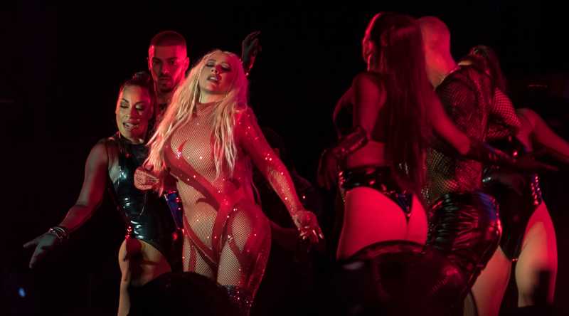 La cantante estadounidense Christina Aguilera (3i), durante una presentación, en Palma de Mallorca (España). Foto: EFE