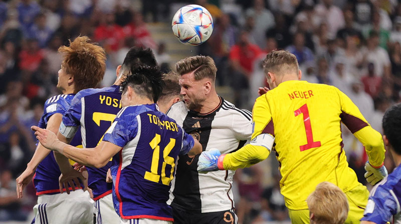 Hasta el arquero Manuel Neuer (der.) de Alemania subió al final del partido para intentar convertir el empate que no llegó ante Japón, en el Mundial Qatar 2022, el 23 de noviembre del 2022. Foto: EFE
