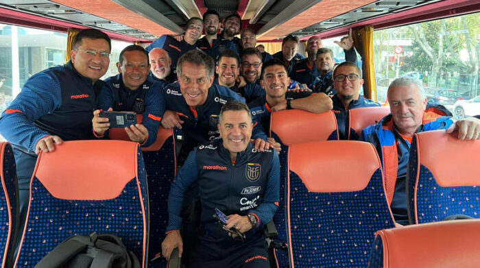 El cuerpo técnico de Gustavo Alfaro (derecha en la foto) en el autobús que los trasladó al aeropuerto de Barajas, esta mañana del 15 de noviembre del 2022 en Madrid. Foto: Cortesía