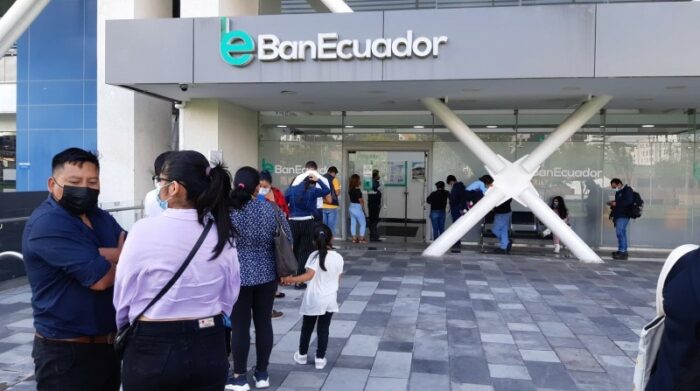 Serán 26 600 personas quienes podrán aplicar al alivio financiero: Foto: Twitter BanEcuador