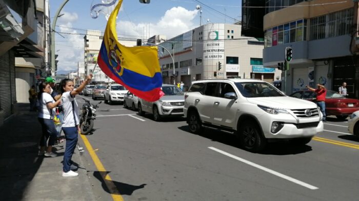 En las calles de Ambato se armó una pequeña caravana que recorrió las principales arterias de la ciudad por el resultado positivo de la Selección de Ecuador en el Mundial de Qatar. Foto: Modesto Moreta / EL COMERCIO