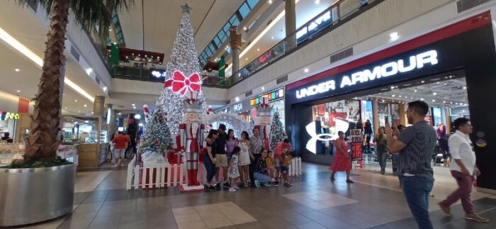 Los visitantes aprovechan para tomarse fotos en el árbol navideño del centro comercial Mall del Sol. Foto: Juan C. Holguín / EL COMERCIO
