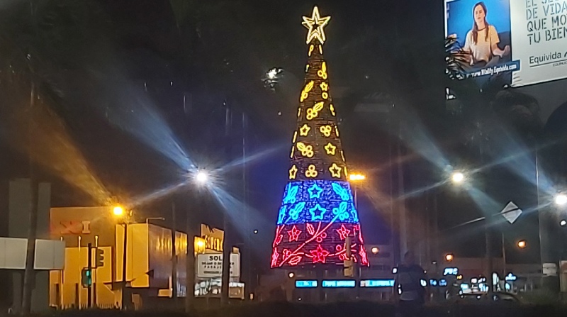 El encendido del árbol del centro comercial Policentro tradicionalmente marca el inicio no oficial de la Navidad en Guayaquil. Foto: Juan C. Holguín / EL COMERCIO