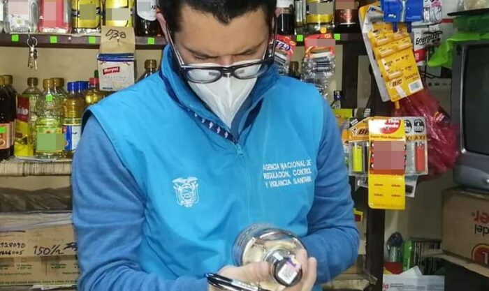El 1 de noviembre del 2022, la Arcsa realizó operativos en Quito para verificar que las bebidas alcohólicas comercializadas cuenten con notificación sanitaria. Foto: Twitter Arcsa