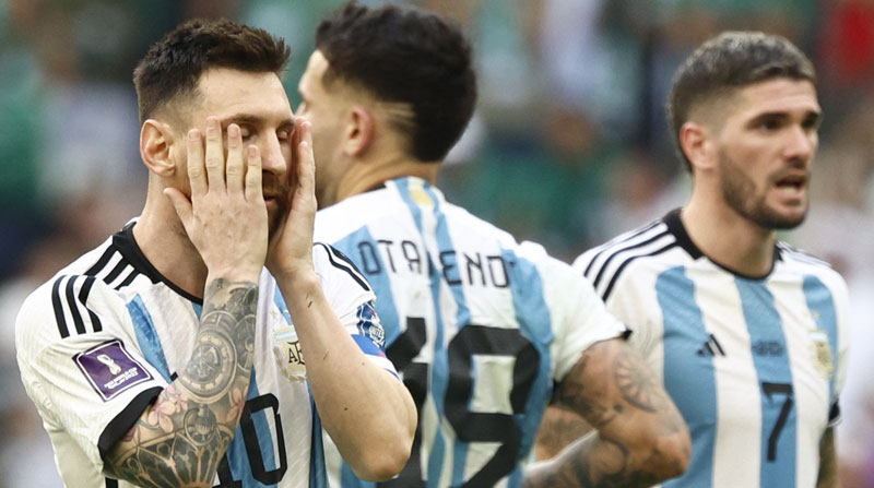 Lionel Messi y sus compañeros de Argentina después de la derrota ante Arabia Saudita en el Mundial Qatar 2022. Foto: EFE