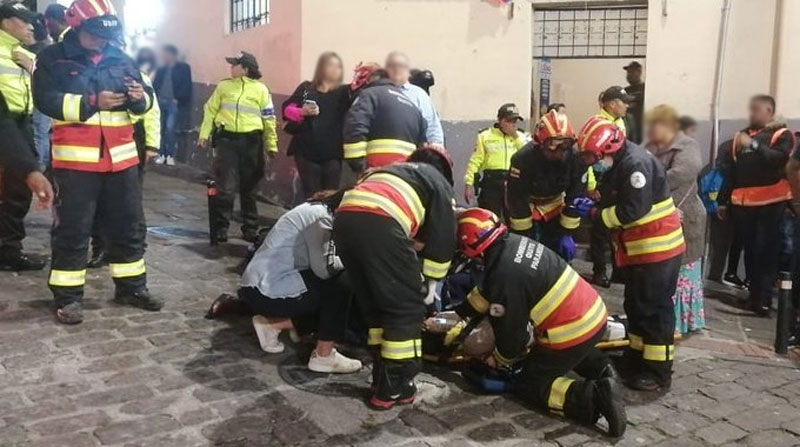 El vehículo atropelló a personas en La Ronda, un sitio peatonizado del Centro Histórico de Quito. Foto: Twitter Bomberos Quito