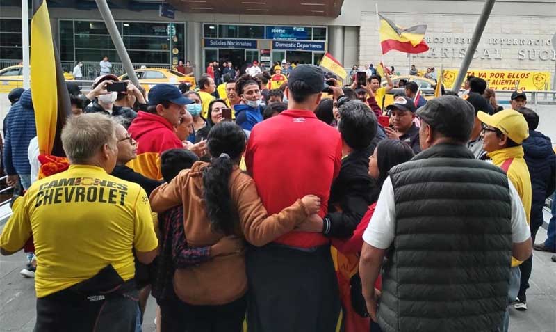 Los hinchas de Aucas llegaron al aeropuerto Mariscal Sucre del Quito. Foto: Twitter Aucas