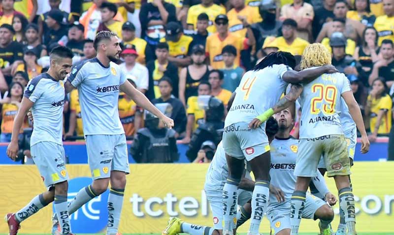 Los jugadores de Aucas celebraban el gol del mediocampista Édison Vega, en Guayaquil. Foto: Enrique Pesantes / EL COMERCIO