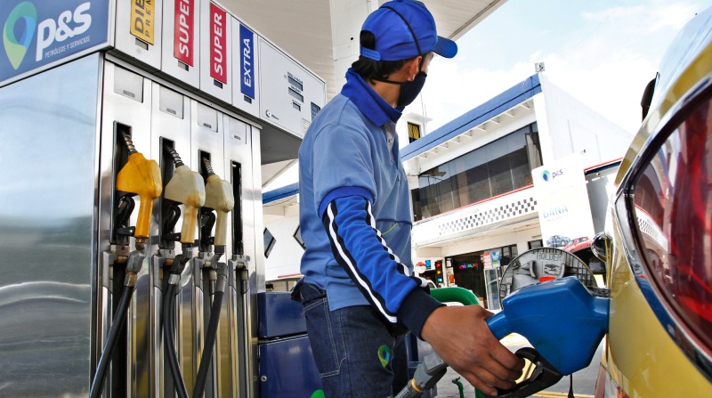 El director ejecutivo de Camddepe espera un alza de de unos USD 0,30 por galón de la gasolina súper. Foto: Archivo / EL COMERCIO.