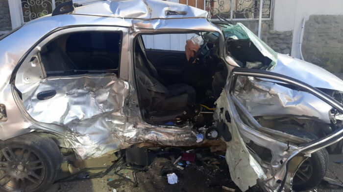 Los jóvenes fallecidos viajaban en un auto, que quedó destruido por el impacto con otro vehículo, en Cuenca. Foto: Twitter Bomberos Cuenca
