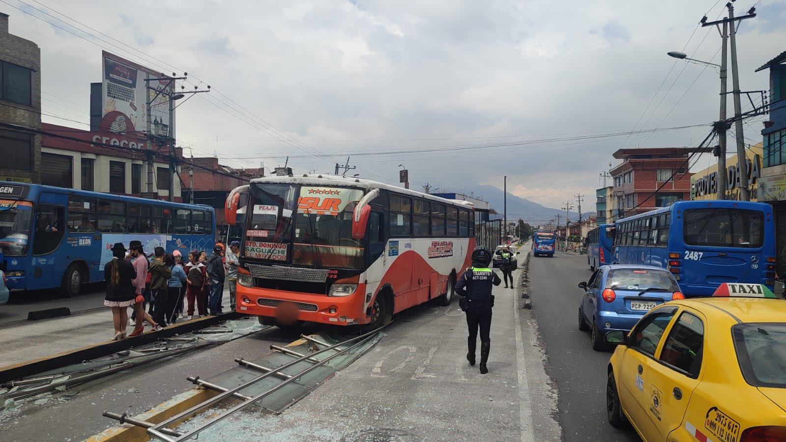 El bus siniestrado daño las vallas de seguridad para los peatones que ingresan a la parada El Beaterio. Foto: Pasajeros Quito