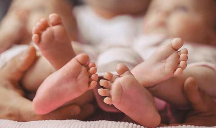 Imagen referencial. La madre biológica de los gemelos era una donante de óvulos de 34 años y su padre tenía 50 años cuando fueron concebidos. Foto: Pixabay