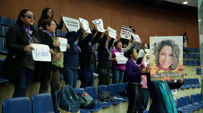 Allegados a María Belén Bernal estuvieron presentes en el Pleno de la Asamblea. Foto: Asamblea