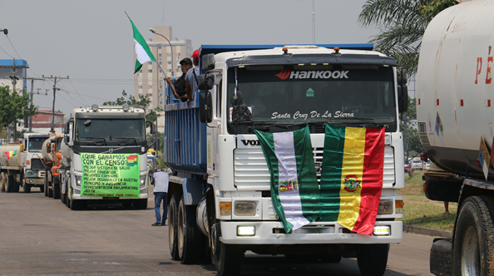 Camioneros de transporte pesado de Bolivia realizaron este 10 de noviembre una caravana en Santa Cruz. Foto: EFE