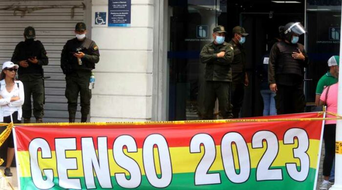 Personas que protestan se ubicaron en el ingreso a las oficinas de Impuestos Nacionales durante el día 19 de paro en Bolivia. Foto: EFE/ Juan Carlos Torrejón