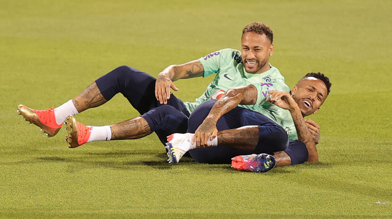 Neymar (arriba) y Eder Militao durante un entrenamiento de Brasil en el Mundial Qatar 2022. Foto: EFE