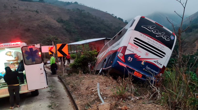 El bus de la cooperativa Loja Internacional perdió pista y se estrelló a un costado de la carretera. Foto: Cortesía Cuerpo de Bomberos Chaguarpamba