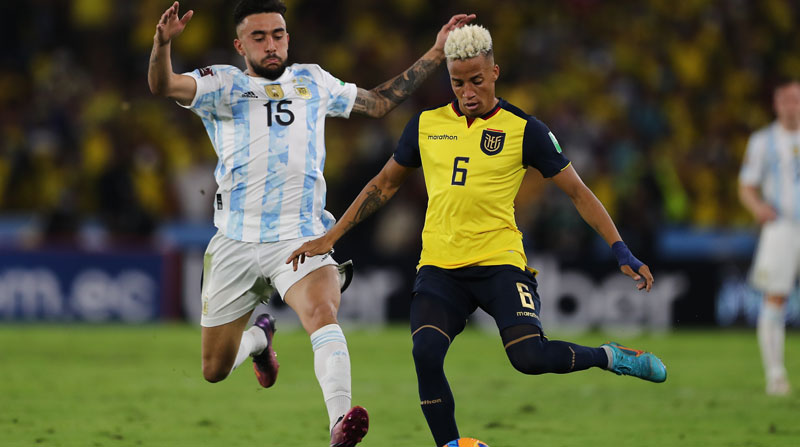 Nicolás González (izq.) de Argentina disputa el balón con Byron Castillo de Ecuador en las eliminatorias sudamericanas para el Mundial Qatar 2022. Foto: EFE