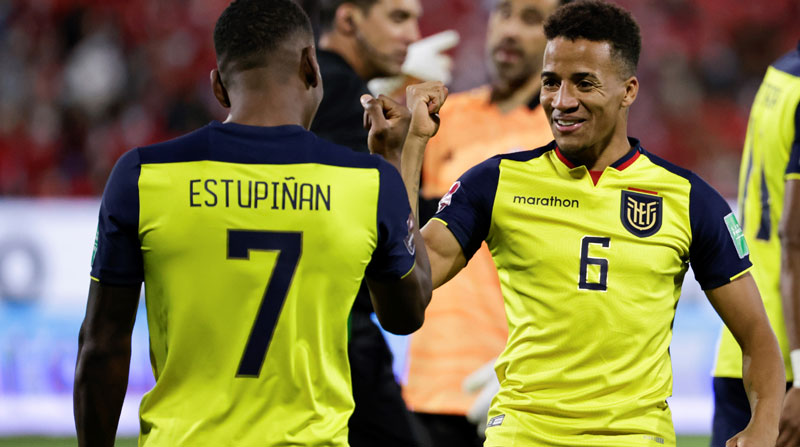 Pervis Estupiñán (i) y Byron Castillo celebran un gol de la selección de Ecuador ante Chile en el estadio San Carlos de Apoquindo en Santiago (Chile), por las eliminatorias sudamericanas al Mundial Qatar 2022. Foto: Archivo / EFE
