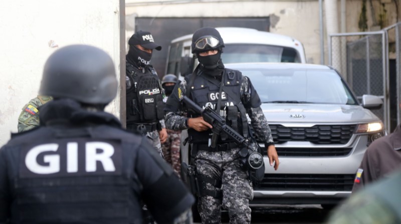 Policías realizaron varias operaciones de seguridad en la cárcel de El Inca, en Quito. Allí fallecieron 10 detenidos el viernes. Foto: EL COMERCIO.