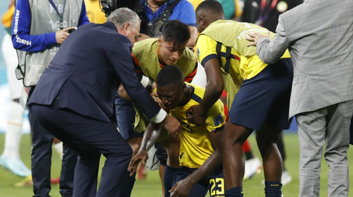 Moisés Caicedo llora después de la derrota de la selección de Ecuador ante Senegal, en el Mundial Qatar 2022. Sus compañeros y el DT Gustavo Alfaro lo ayudaron a levantarse del suelo. Foto: Esteban Biba /EFE