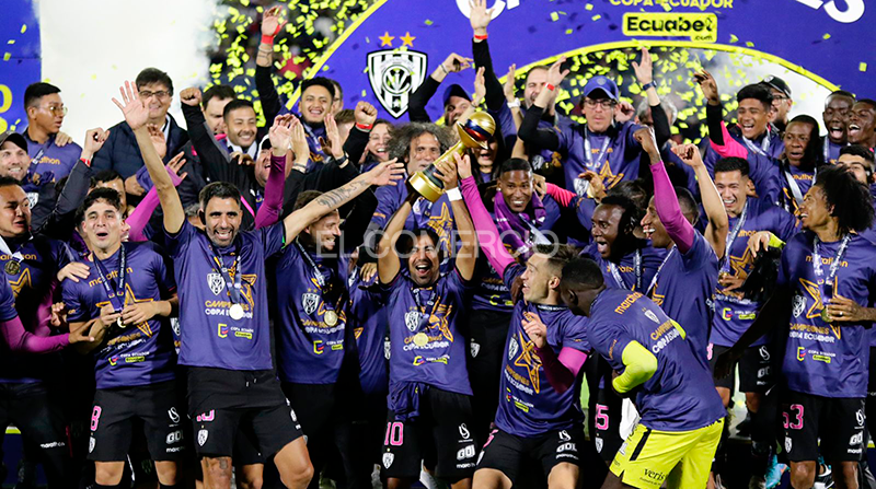 Independiente del Valle levanta el trofeo de la Copa Ecuador. Foto: Carlos Noriega / EL COMERCIO