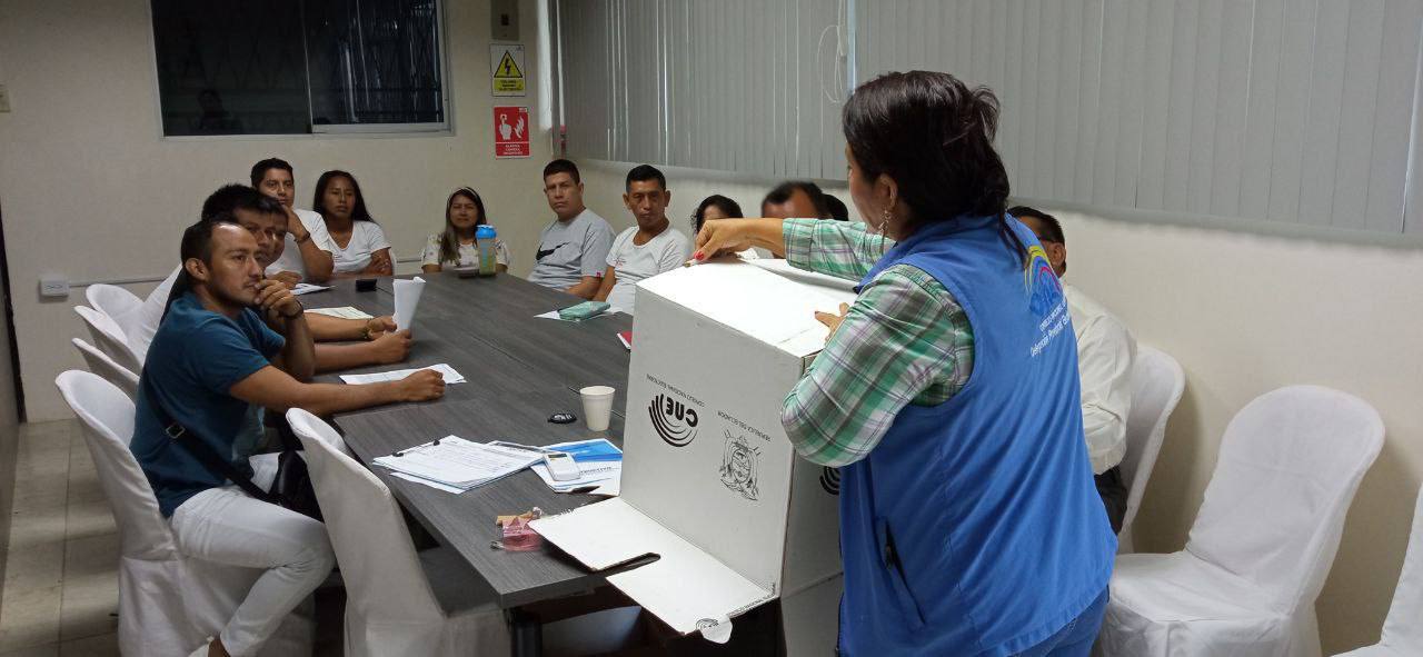 Personal del Consejo Nacional Electoral se encarga de capacitar a los ciudadanos escogidos como miembros de mesa para las elecciones de 2023. Foto: CNE