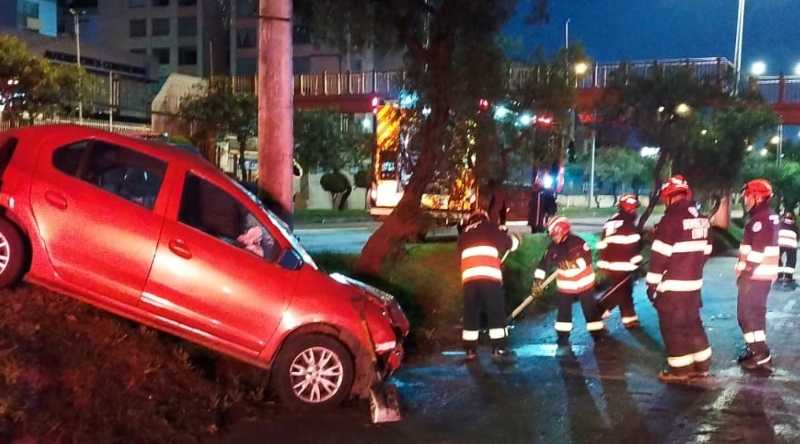 Dos automotores estuvieron involucrados en siniestros de tránsito. Foto: Cuerpo de Bomberos Quito