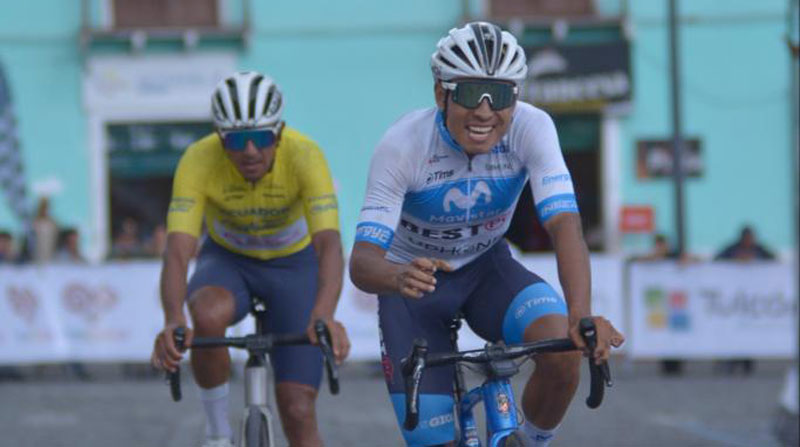 Santiago Montenegro en el momento que gana la cuarta etapa de la Vuelta al Ecuador 2022. Foto: Álvaro Pérez / FEC