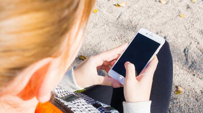 Imagen referencial. Tener celular es una responsabilidad y un riesgo que deben comprender los menores de edad. Foto: Pixabay