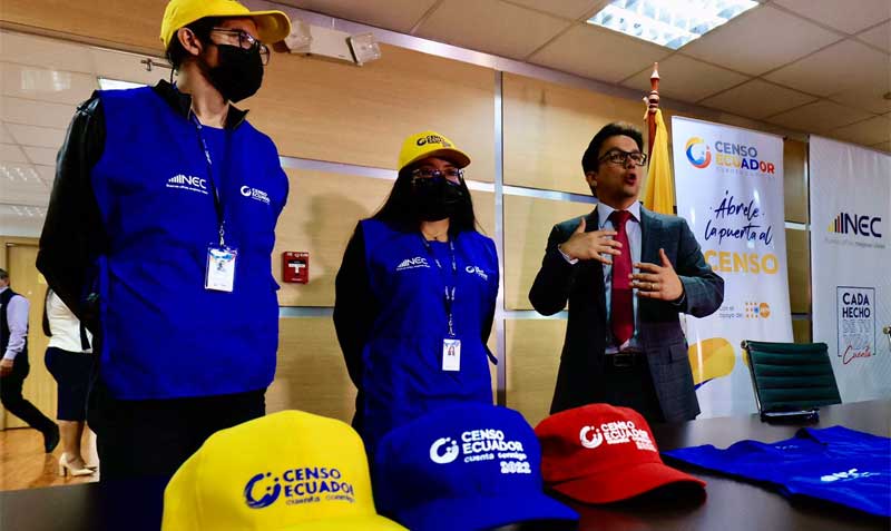 Cada censista que llegue a su hogar debe estar correctamente uniformado con gorra y mandil con lo logos del Censo Ecuador 2022. Foto: INEC