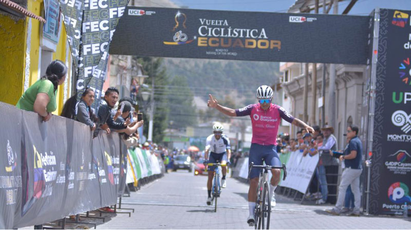 Robinson Chalapud en el momento que ganó la tercera etapa de la Vuelta al Ecuador el 14 de noviembre del 2022. Foto: Álvaro Pérez / Vuelta al Ecuador