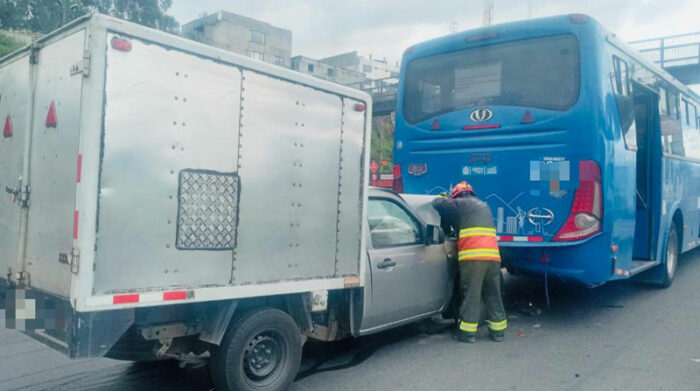 El choque entre un bus y una camioneta se registró en la avenida Simón Bolívar, a la altura del sector La Forestal. Foto: Cuerpo de Bomberos de Quito