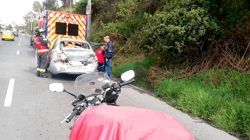 El vehículo liviano fue el más afectado del choque múltiple. Foto: Bomberos Quito