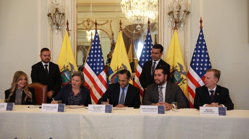 Autoridades de Ecuador y Estados Unidos firmaron el acuerdo de cielos abiertos. Se esperan beneficios en las tarifas aéreas entre ambos países, a mediano plazo. Foto: Twitter Cancillería