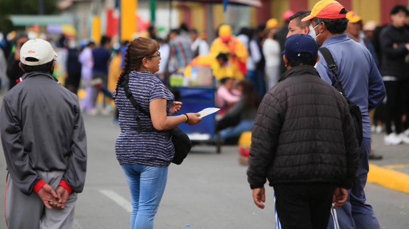 Distintas personas acuden al estadio Gonzalo Ripalda, en el sur de Quito, para la final Aucas vs. Barcelona. Foto: Diego Pallero/ EL COMERCIO