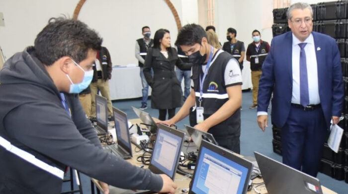 Autoridades del CNE verifican la línea de producción de los kits técnicos para las elecciones 2023. Foto: CNE