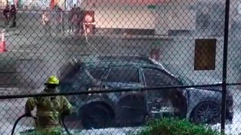 El vehículo terminó calcinado por el fuego en una gasolinera de Santo Domingo. Foto: Twitter @Jackelinetv