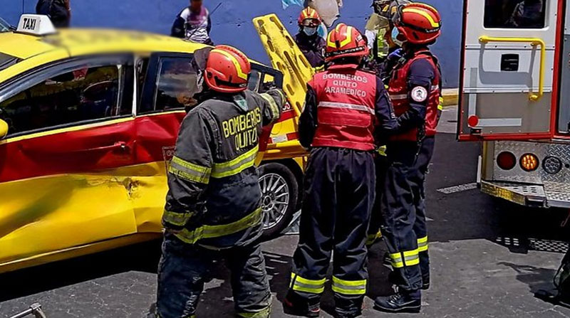 El siniestro de tránsito ocurrió en Carcelén. El taxi quedó con daños en el lado izquierdo de la carrocería, del lado del conductor. Foto: Twitter Bomberos Quito