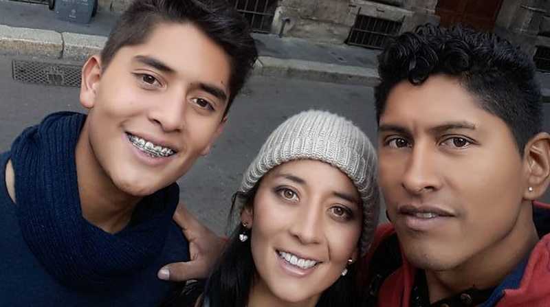 Carolina Otálora junto a su hijo (izq) y su esposo Juan Lemus (der). Foto: Cortesía Facebook