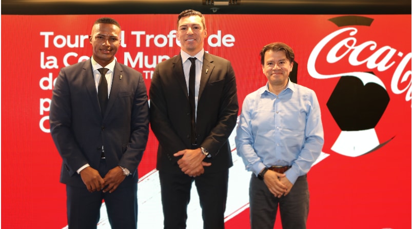 Antonio Valencia, figura del fútbol ecuatoriano; Lucio, leyenda del fútbol mundial; junto a Javier Meza, Vicepresidente Senior de Marketing de Coca-Cola América Latina.