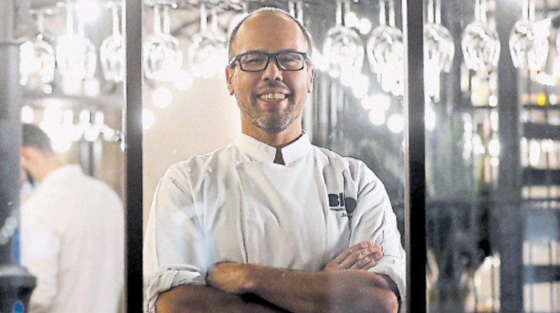 El chef Santiago Guerrero se hace cargo desde hace 3 años de la cocina de BiBo, local del chef estrella Michelin español Dani García, ubicado en el hotel St. Regis, de Doha. Foto: EFE