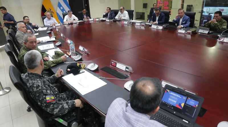 El presidente Guillermo Lasso y los organismos de seguridad se reúnen para definir acciones, ante los hechos de violencia en Guayas, Esmeraldas y Santo Domingo. Foto: Presidencia de la República
