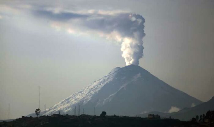 La columna de gases y ceniza del Cotopaxi fue observada desde diferentes puntos de Quito, durante la mañana del 27 de noviembre. Foto: Patricio Terán / EL COMERCIO