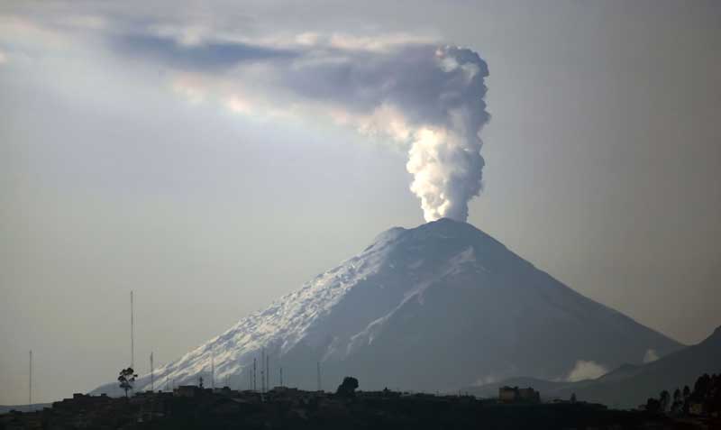 La columna de gases y ceniza del Cotopaxi fue observada desde diferentes puntos de Quito, durante la mañana del 27 de noviembre. Foto: Patricio Terán / EL COMERCIO
