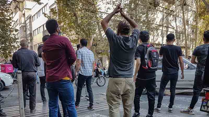 Imagen referencial. Manifestantes se enfrentan con la policía durante una protesta por la muerte de la joven iraní Mahsa Amini en Teherán el pasado 9 de octubre de 2022. Foto: EFE